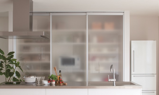 透明門片搭配各色門框